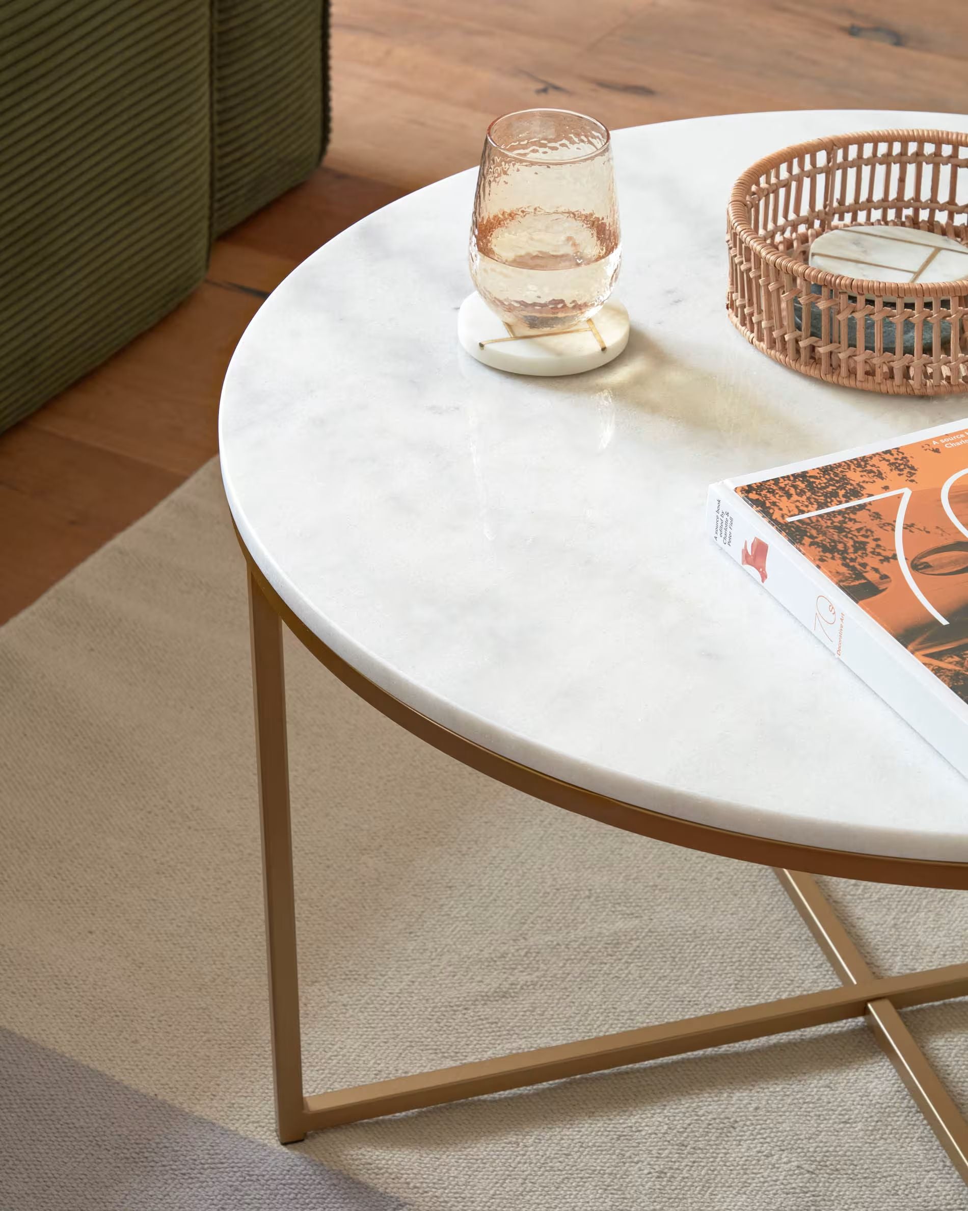 Metro coffee table in white marble and golden steel legs Ø 80 cm